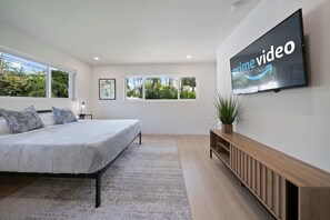 5 bedrooms, desk, travel crib, WiFi