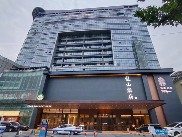 Un hotel moderno con una cafetería Starbucks en la planta baja.