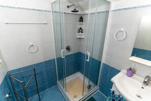 Shower, hair dryer, bidet, towels - Scenic Haven: Apartments with an Awesome View (Atrani)