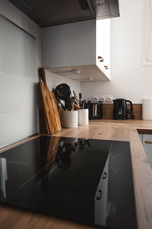 Réfrigérateur, micro-ondes, four, plaque de cuisson