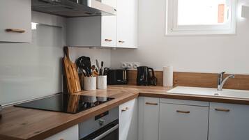 Réfrigérateur, micro-ondes, four, plaque de cuisson