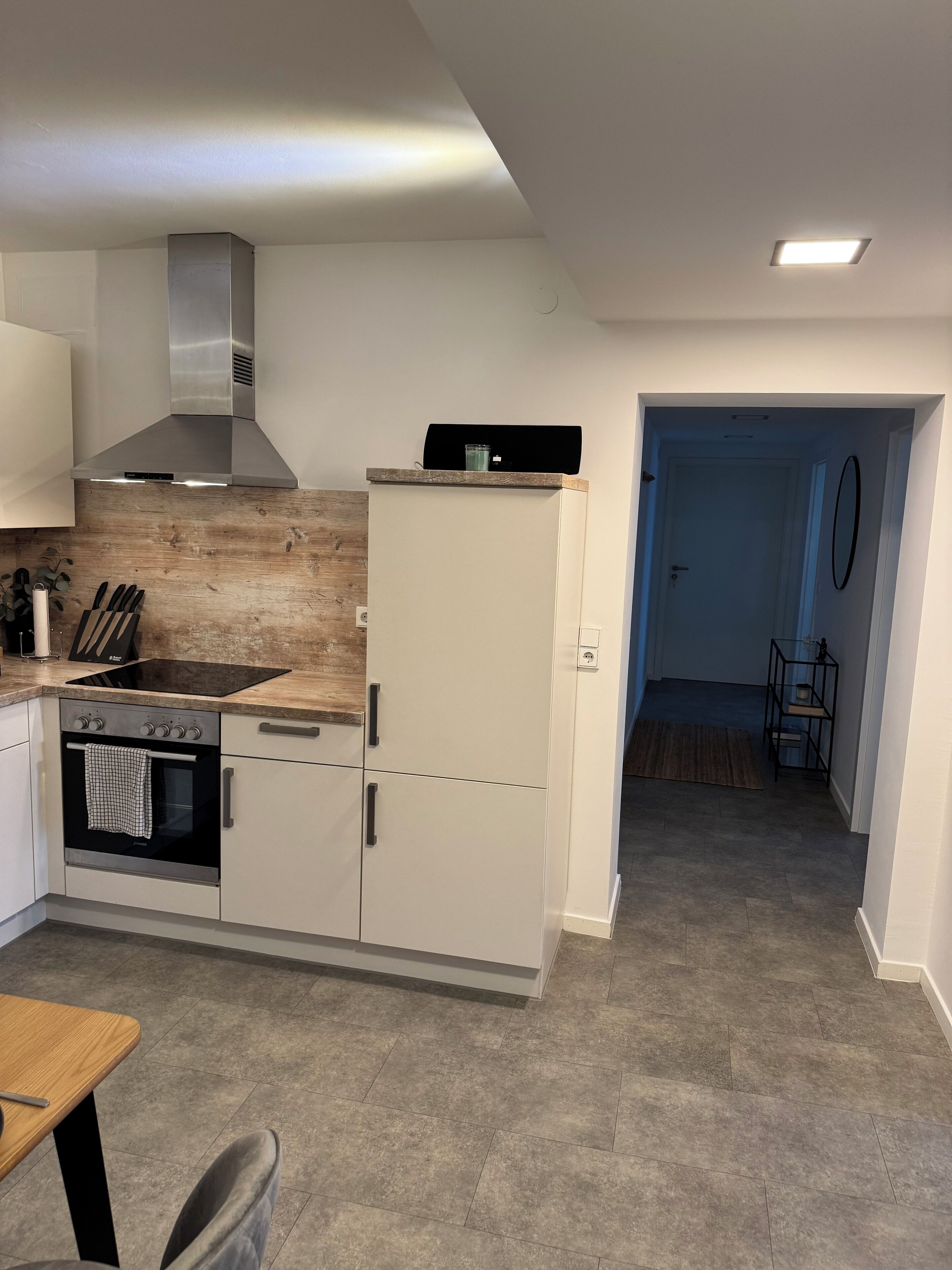 Kühlschrank, Ofen, Herdplatte, Wasserkocher mit Kaffee-/Teezubehör