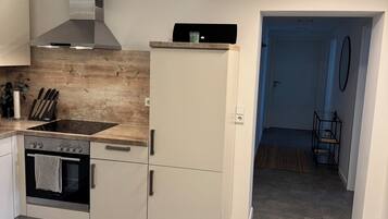 Kühlschrank, Ofen, Herdplatte, Wasserkocher mit Kaffee-/Teezubehör