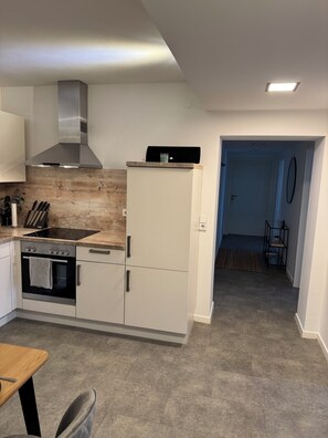 Kühlschrank, Ofen, Herdplatte, Wasserkocher mit Kaffee-/Teezubehör