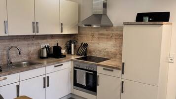 KĂŒhlschrank, Ofen, Herdplatte, Wasserkocher mit Kaffee-/Teezubehör