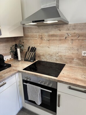 Réfrigérateur, un four, surface de cuisson, cafetière-théière