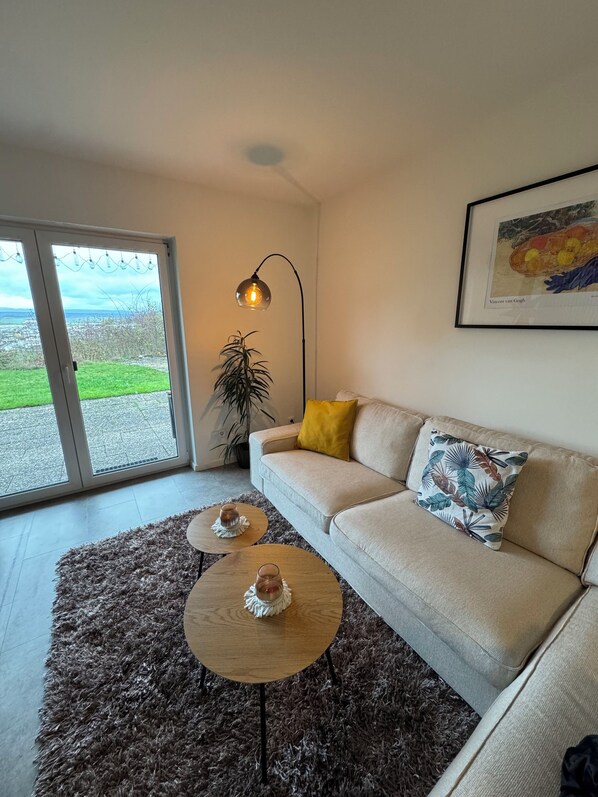 Téléviseur, foyer, livres, chaîne audio