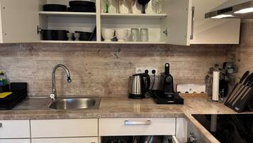 KĂŒhlschrank, Ofen, Herdplatte, Wasserkocher mit Kaffee-/Teezubehör