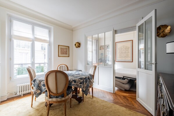 Dining - Honeybee Soul, by Veeve (Paris)