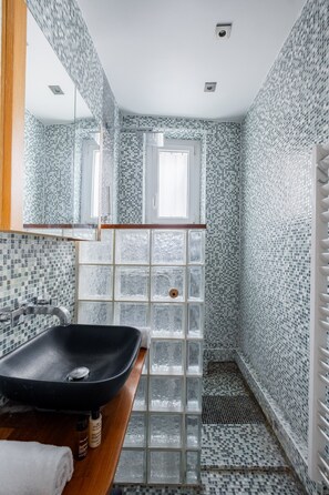 Dusche, Haartrockner, Handtücher