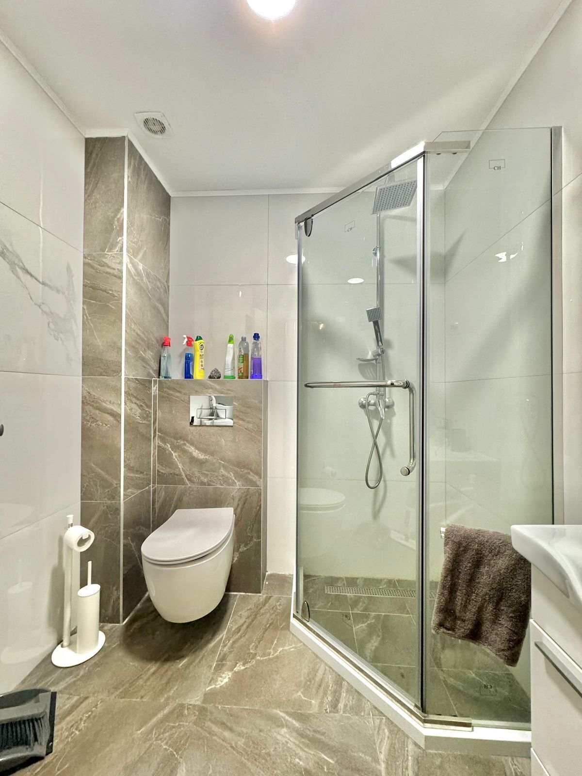 Apartamento | Baño | Ducha, cabezal de ducha tipo lluvia, toallas y papel higiénico