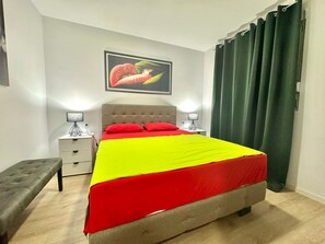 Apartamento | Banheiro | Chuveiro, chuveiro com efeito de chuva, toalhas de banho 