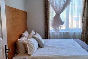 3 bedrooms, desk, iron/ironing board, WiFi - Luxurious Divine Heights Apartments: Short-Term Rentals in Lilongwe's Area 43 (Lilongwe)