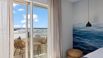 Tabla de planchar con plancha, cuna de viaje, wifi y ropa de cama