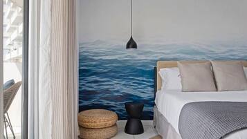 Tabla de planchar con plancha, cuna de viaje, wifi y ropa de cama