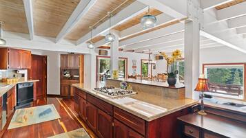 House, Multiple Beds (Polaris Place) | Private kitchen
