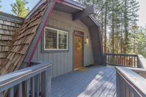 Chalet, varias camas (31 Night Minimum at Ski Bird's Paradi) | Terraza o patio
