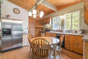 Chalet, varias camas (31 Night Minimum at Ski Bird's Paradi) | Cocina privada