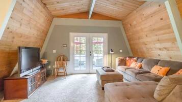 Chalet, Multiple Beds (31 Night Minimum at Ski Bird's Paradi) | Living area