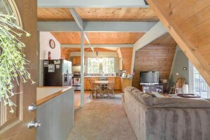 Nhà gỗ, nhiều giường (31 Night Minimum at Ski Bird's Paradi) | Nội thất