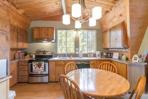 Chalet, Berbilang Katil (31 Night Minimum at Ski Bird's Paradi) | Dapur peribadi