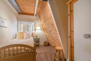 Chalet, varias camas (31 Night Minimum at Ski Bird's Paradi) | Wifi