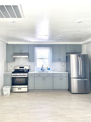 Refrigerador, horno, parrilla de estufa y utensilios de cocina 