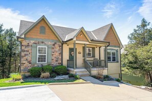 Exterior - 1/4 mile to Lake! Hot Tub! 10min to Branson Strip! (Hollister)