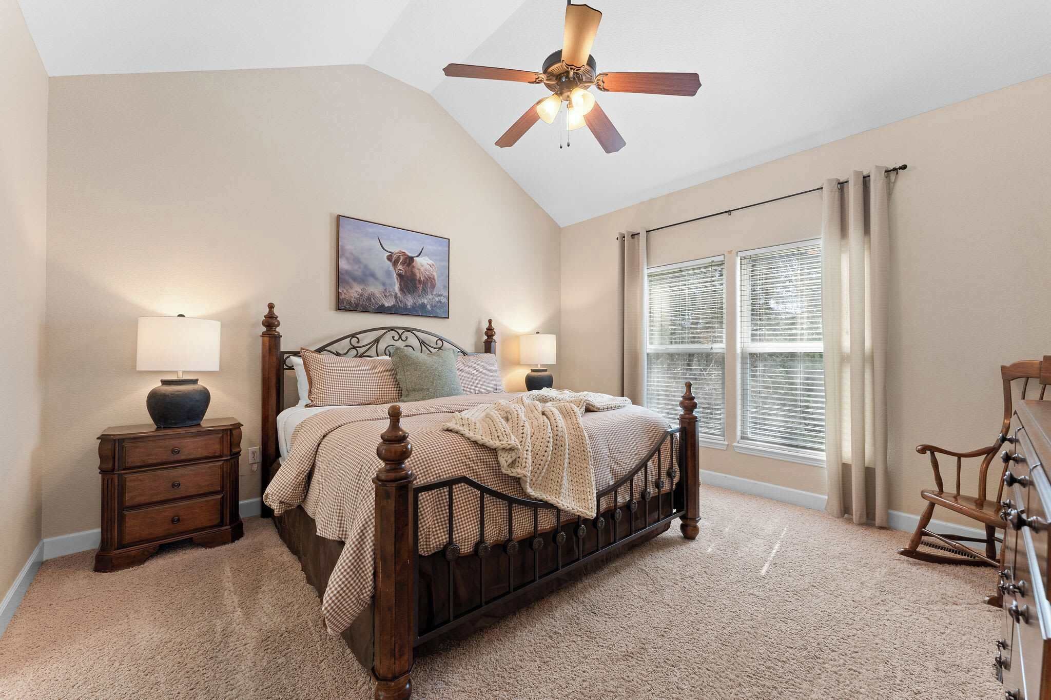 5 bedrooms, desk, iron/ironing board, travel crib