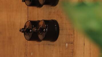 Deux objets cylindriques noirs reposent sur une surface en bois.