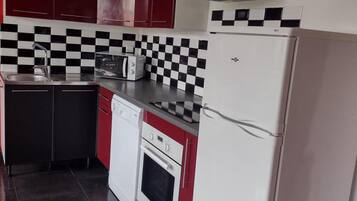 Réfrigérateur, micro-ondes, lave-vaisselle, cafetiÚre/bouilloire