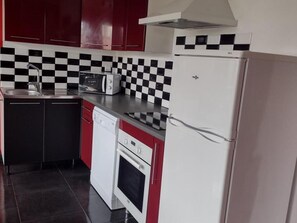 Fridge, microwave, dishwasher, coffee/tea maker