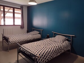 2 bedrooms, free WiFi, bed sheets - Charming Rural Cottage with Garden, BBQ, Wi-Fi, and Parking in Tranquil Verchain-Maugré (Verchain-Maugré)