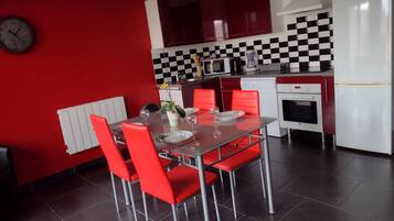 Een koelkast, een microgolfoven, een vaatwasser