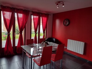 Dining - Charming Rural Cottage with Garden, BBQ, Wi-Fi, and Parking in Tranquil Verchain-Maugré (Verchain-Maugré)