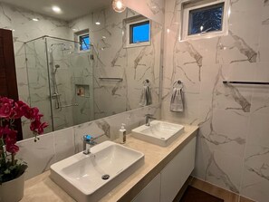 Bruser, hårtørrer, bidet, håndklæder