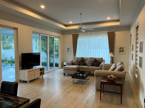 Lovely 3 bed, 2 bath, private swimming pool, fully equipped kitchen, AC, garage