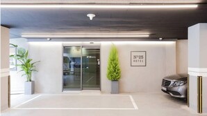 Una entrada de hotel moderna con un diseño limpio y minimalista.