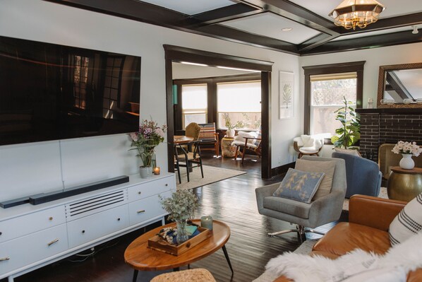 スマートテレビ、暖炉、テレビゲーム、DVD プレーヤー