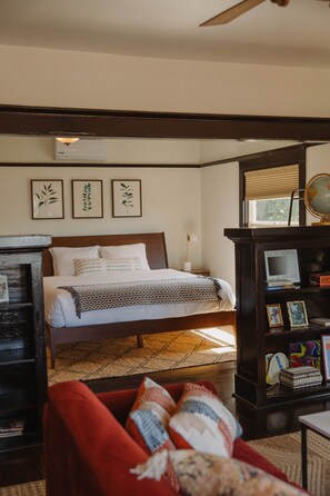 6 chambres, bureau, fer et planche à repasser, lit parapluie