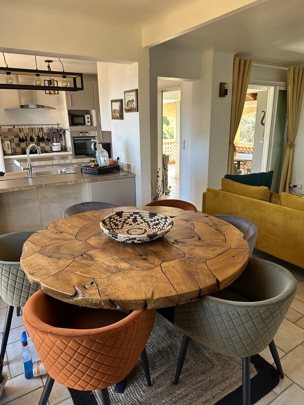 Dining - Appartement vue mer 90m2 de 3 Terrasses à 3min à Pied de la Plage (Roquebrune-sur-Argens)