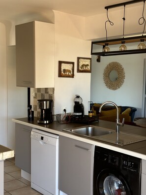 Kjøleskap, mikrobølgeovn, ovn og kokeplater