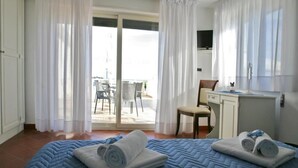 Desk, laptop workspace, WiFi (free), bed sheets - Villa Giovanna (Racale)