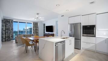 Geladeira, micro-ondas, fogão, cooktop