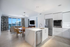 Refrigerador, microondas, horno, placa de cocina