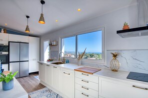 Kühlschrank, Mikrowelle, Ofen, Geschirrspüler