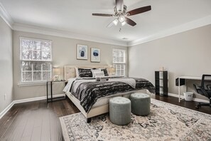 3 Schlafzimmer, Schreibtisch, Bügeleisen/Bügelbrett, WLAN