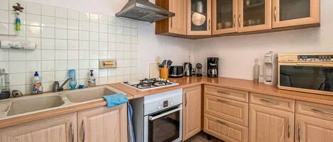 Microondas, horno, placa de cocina, lavavajillas