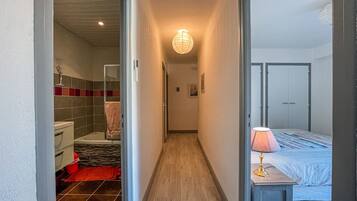 2 chambres, fer et planche à repasser