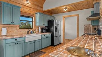 Kylskåp, mikrovågsugn, ugn och spishäll